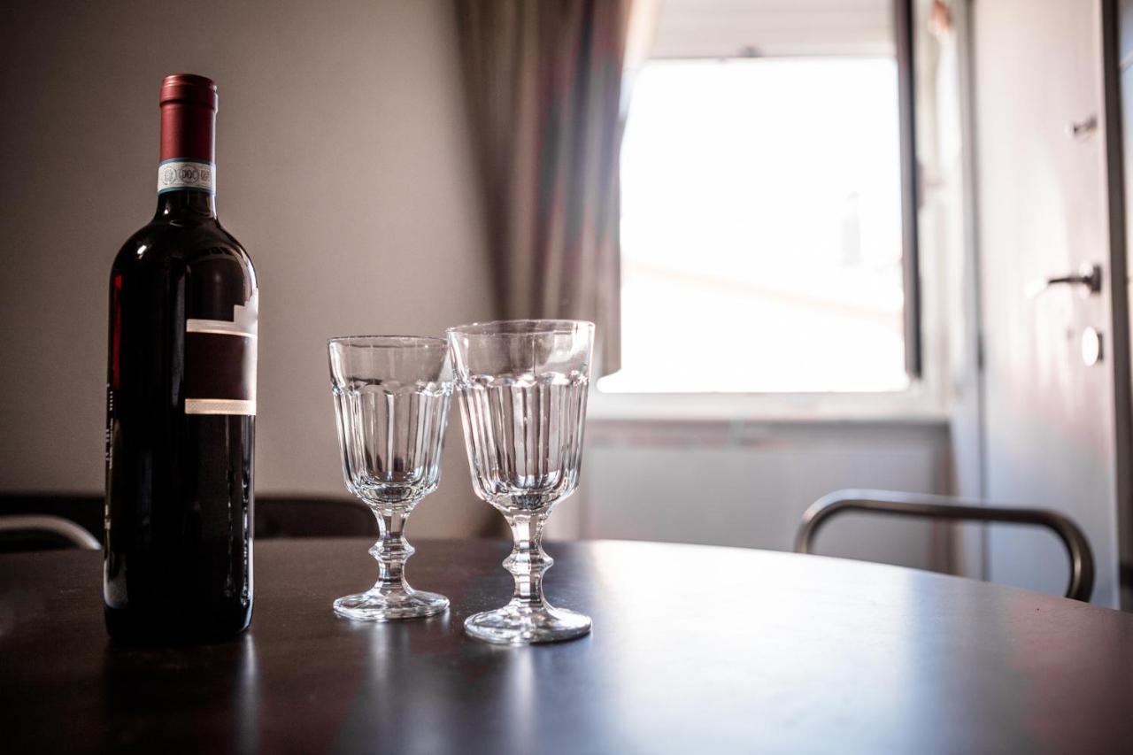 Suite Contemporanea Tra Le Vie Storiche 모네글리아 외부 사진
